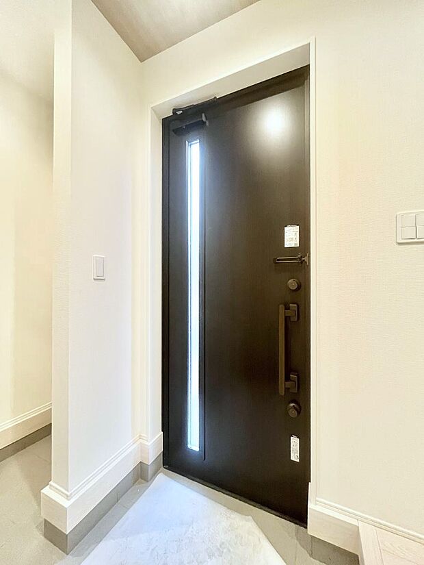 【玄関】明るい玄関はお客様をお出迎えするのにぴったりです!