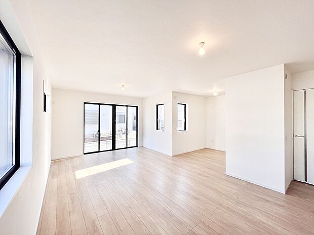 【ダイニング】家族の笑顔が自然と生まれてくる、そんな雰囲気のダイニングに仕上がっています