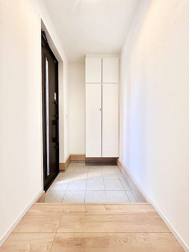 【玄関】家族の帰宅やお客様をあたたかく迎える玄関