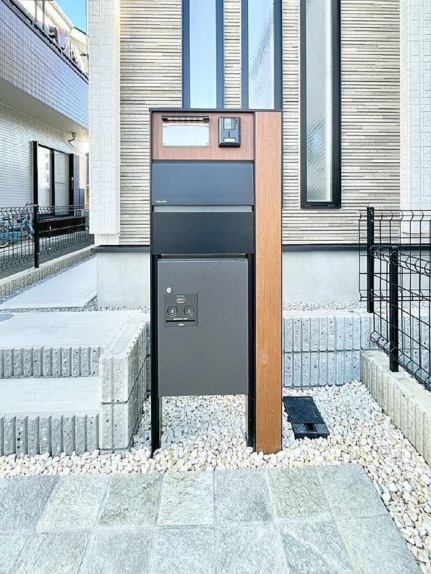 【その他現地】表札・インターホン・ポスト・宅配BOXをひとつに集約。エントランスになじむシンプルデザイン。