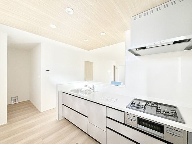 【ダイニングキッチン】ゆとりあるキッチンではご家族と楽しくお料理ができます。