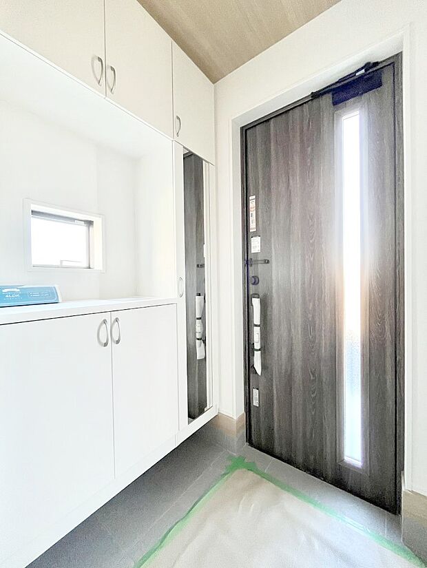 【玄関】飾り棚を利用して、お越しいただくお客様をおもてなしできます。