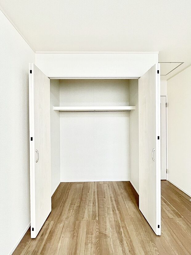 【収納】洋室のクローゼット。奥行きがあるので厚手の衣類もすっきり収まります。