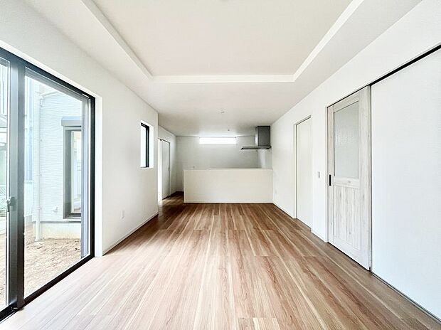 【リビングダイニング】明るい陽光が注ぎ、寛ぎの雰囲気に満たされるリビング・ダイニング。