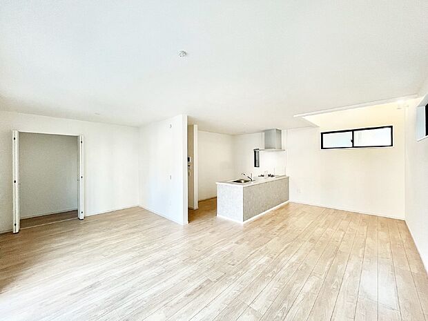 【リビングダイニング】快適な床暖房付き。自然とご家族が集まり団らんを満喫できます