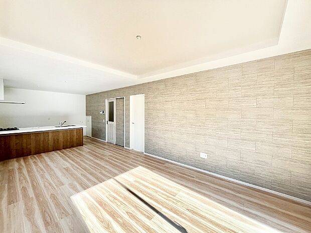 【リビングダイニング】アクセントクロスがオシャレ!家族団らんの時間が充実しそうなリビングダイニング!