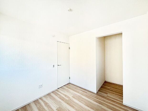 【寝室】ウォークインクローゼットがあるお部屋。季節ごとの入れ替えも不要で便利です!