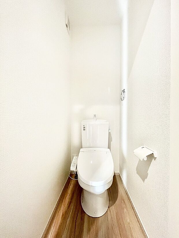 【トイレ】トイレは1階と2階それぞれに配置されていてとても便利です。