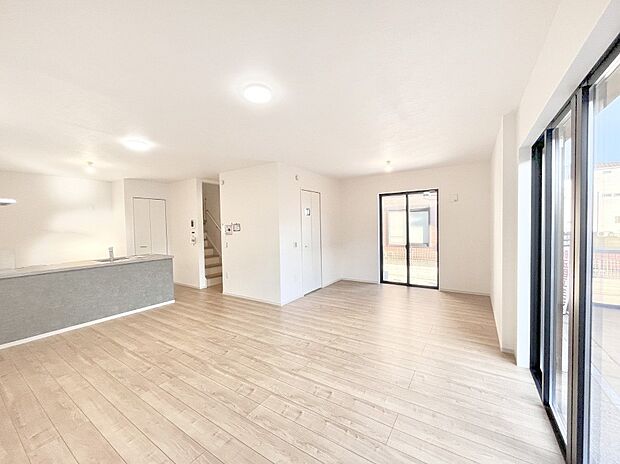 【リビングダイニング】家族団らんの時間も増えそうなくつろぎのリビングダイニング。