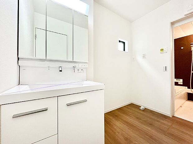 【脱衣場】清潔感ある洗面化粧室で朝の身支度も快適