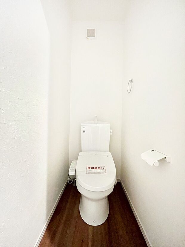 【トイレ】明るく清潔感のあるトイレです。