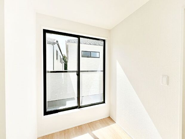 【2階ホール】バルコニーに出入りできる2階ホール。お洗濯やお布団干しも快適になりそうですね!