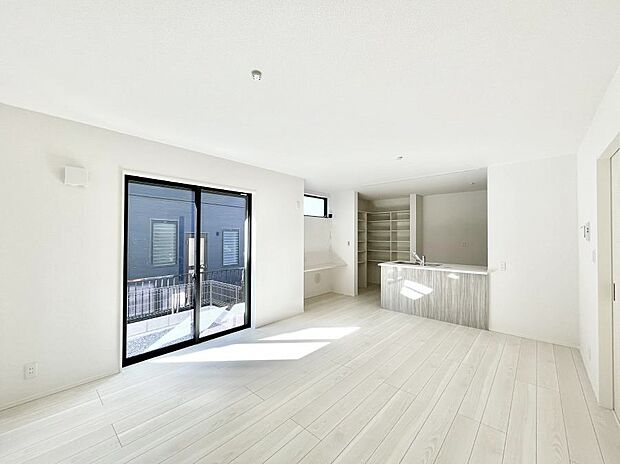 【リビングダイニング】明るい陽光が注ぎ、寛ぎの雰囲気に満たされるリビング・ダイニング。