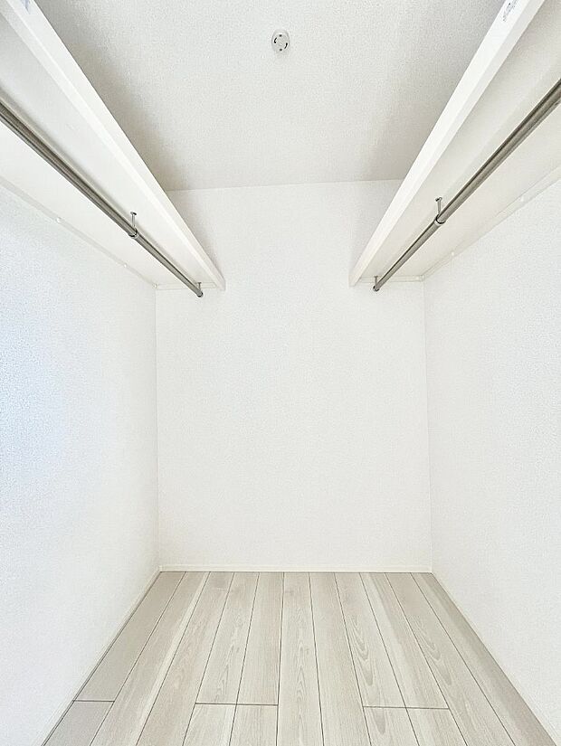 【ウォークインクローゼット】ウォークインクローゼットの活用で生活空間スッキリ