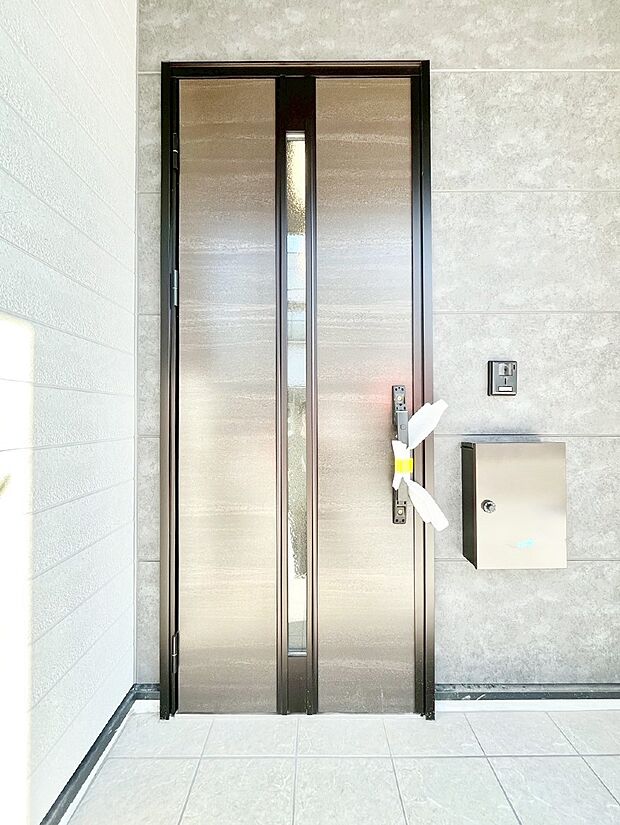 【玄関】大切な家族、来客を出迎える玄関。