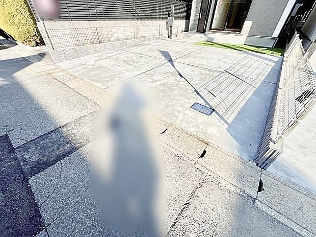 【駐車場】2台(車種による)駐車可!ご家族みんなの自転車も置ける広々カースペース。