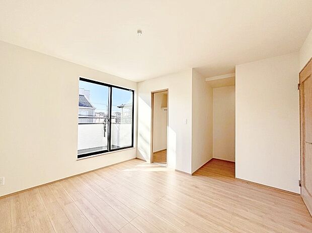 【寝室】明るいバルコニーサイドに洋室を設置。目覚めの良い寝室に。