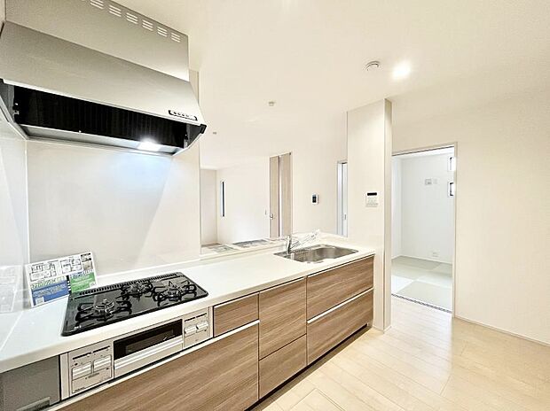 【ダイニングキッチン】料理をしながらでもご家族との会話を楽しめる対面キッチン