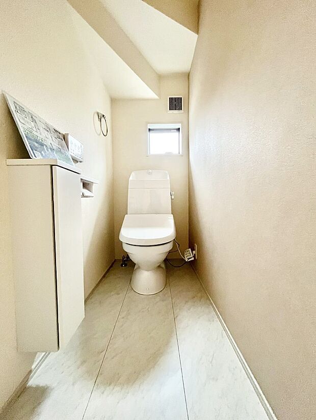 【トイレ】明るく清潔感のあるトイレです。