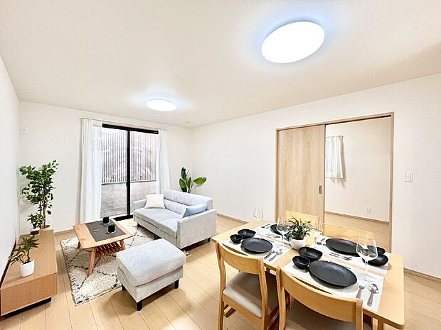 【ダイニング】大きな窓からたっぷりの陽光と風を感じられるリビング  