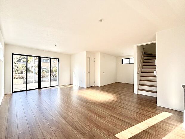 【ダイニング】リビング階段が家族の笑顔と会話をつないでくれます  