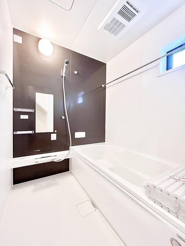 【浴室】一日の疲れを癒してくれる明るい清潔感のあるバスルーム