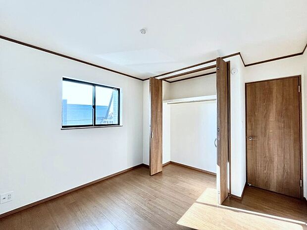 【寝室】収納が充実しているので居住スペースを広々使えます  