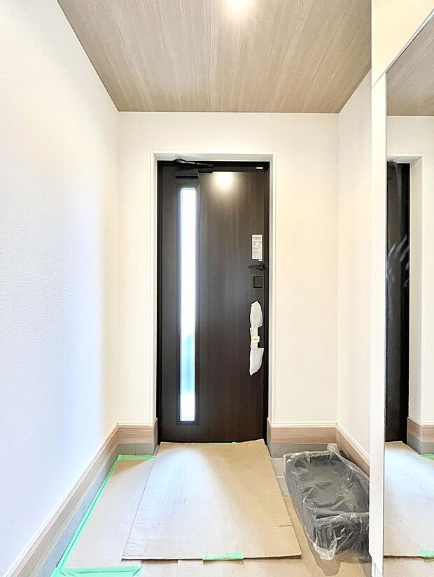 【玄関】明るい玄関はお客様をお出迎えするのにぴったりです！ 