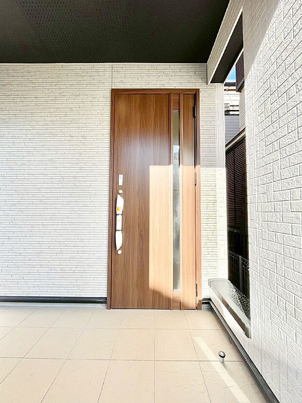 【玄関】玄関前は雨が降っても濡れにくい屋根付き