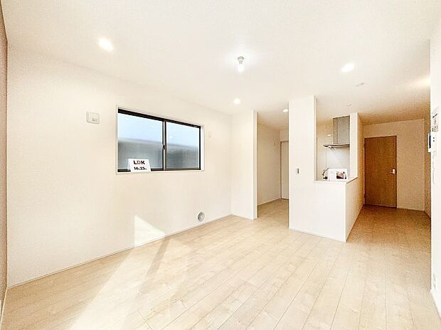 【リビングダイニング】家族団らんの時間も増えそうなくつろぎのリビングダイニング。