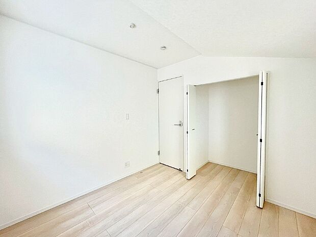 【子供部屋】お子さまのお部屋としても！衣類の整理整頓に便利なクローゼット付きの洋室。