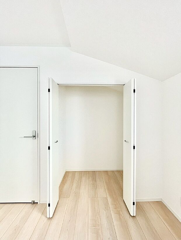 【収納】洋室のクローゼット。奥行きがあるので厚手の衣類もすっきり収まります。