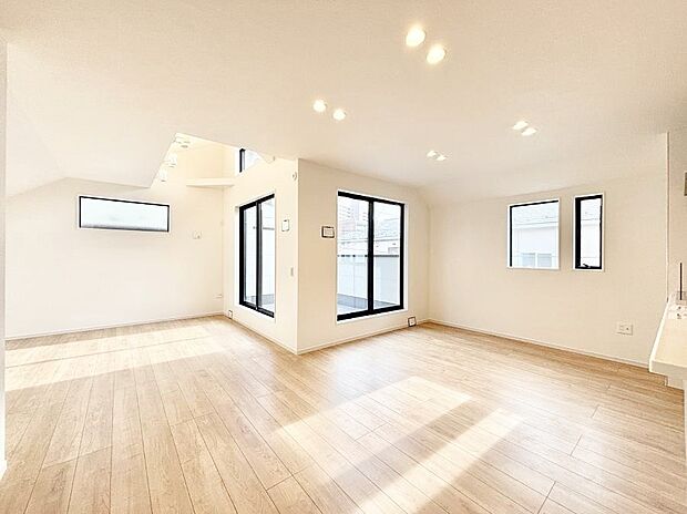 【リビングダイニング】明るい陽光が注ぎ、寛ぎの雰囲気に満たされるリビング・ダイニング。