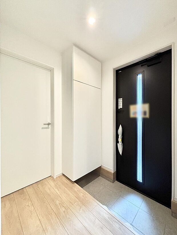 【玄関】ガラススリットの入った玄関ドアが室内に光を届けてくれます