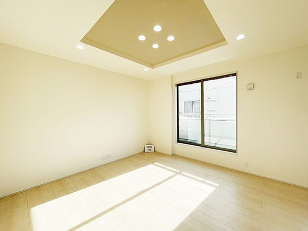 【リビングダイニング】大きな窓からたっぷりの陽光と風を感じられるリビング