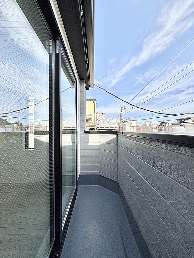 【バルコニー】気持ちよい陽光と風を感じられます   