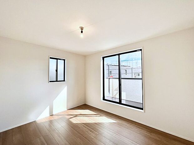 【寝室】バルコニーが明るさと開放感を演出！朝スッキリと目覚められそうですね！