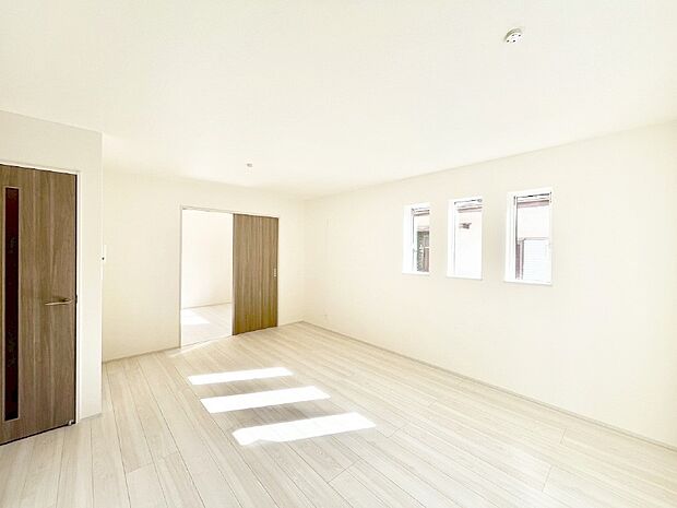 【リビングダイニング】家族団らんの時間も増えそうなくつろぎのリビングダイニング。   