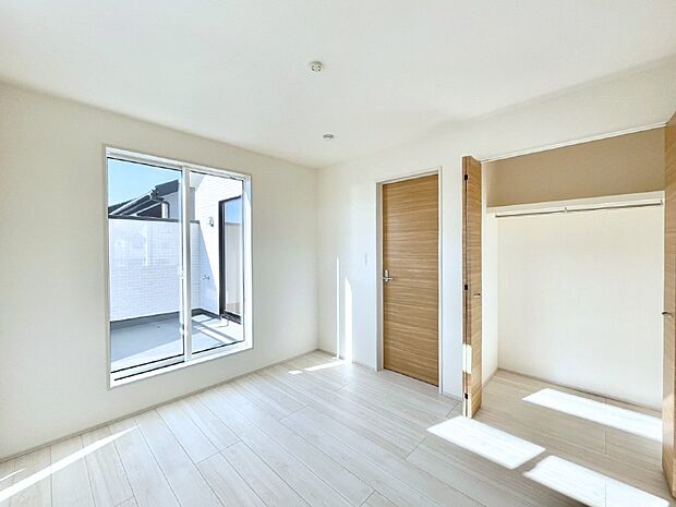 【寝室】明るいバルコニーサイドに洋室を設置。目覚めの良い寝室に。 