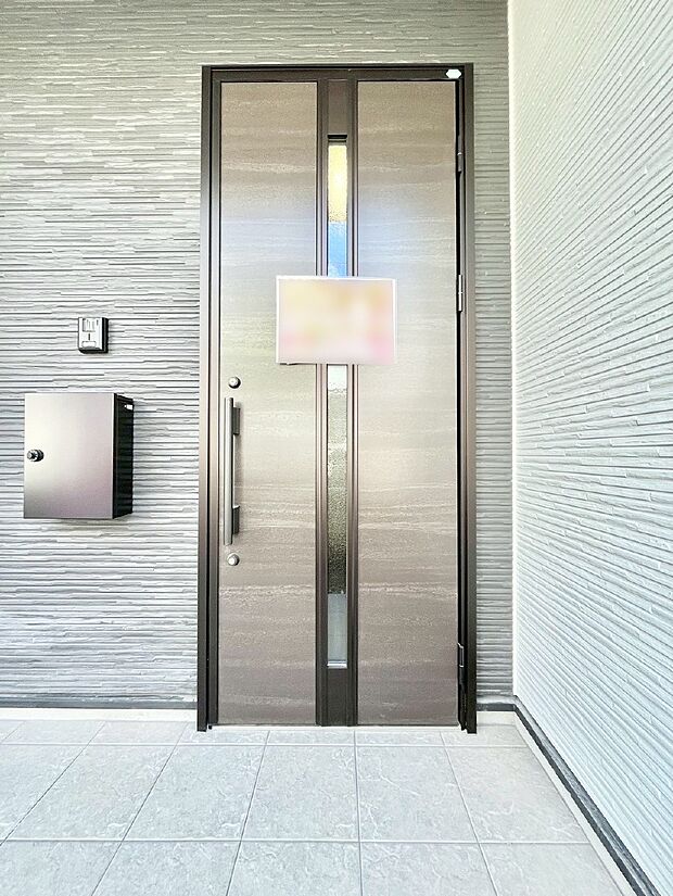 【玄関】大切な家族、来客を出迎える玄関。