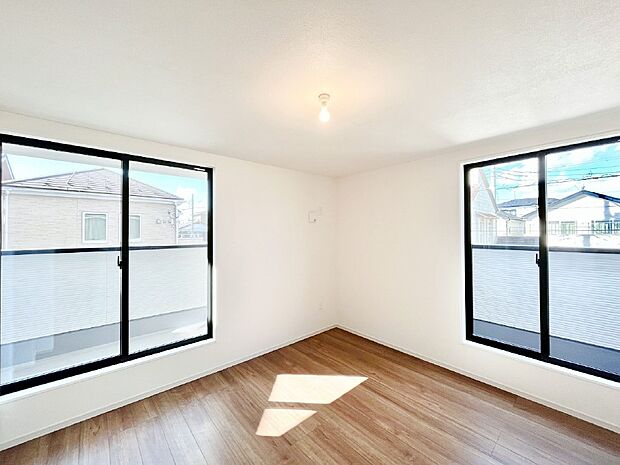 【寝室】明るいバルコニーサイドに洋室を設置。目覚めの良い寝室に。