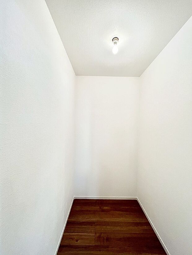 【収納】キッチン横収納。食器や食材のストックはもちろん、日用品の収納など使い方はいろいろ