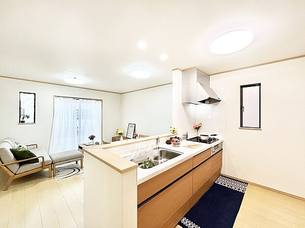 【ダイニングキッチン】料理をしながらでもご家族との会話を楽しめる対面キッチン