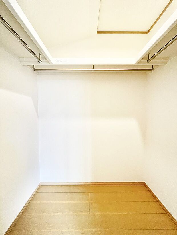 【ウォークインクローゼット】衣類をハンガーに掛けたまま収納できるWIC。衣類の整理整頓がしやすくて便利です!