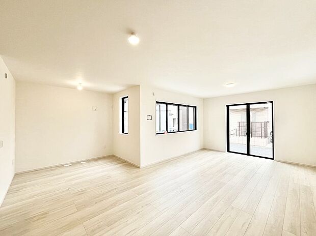 【リビングダイニング】大きな窓からたっぷりの陽光と風を感じられるリビング