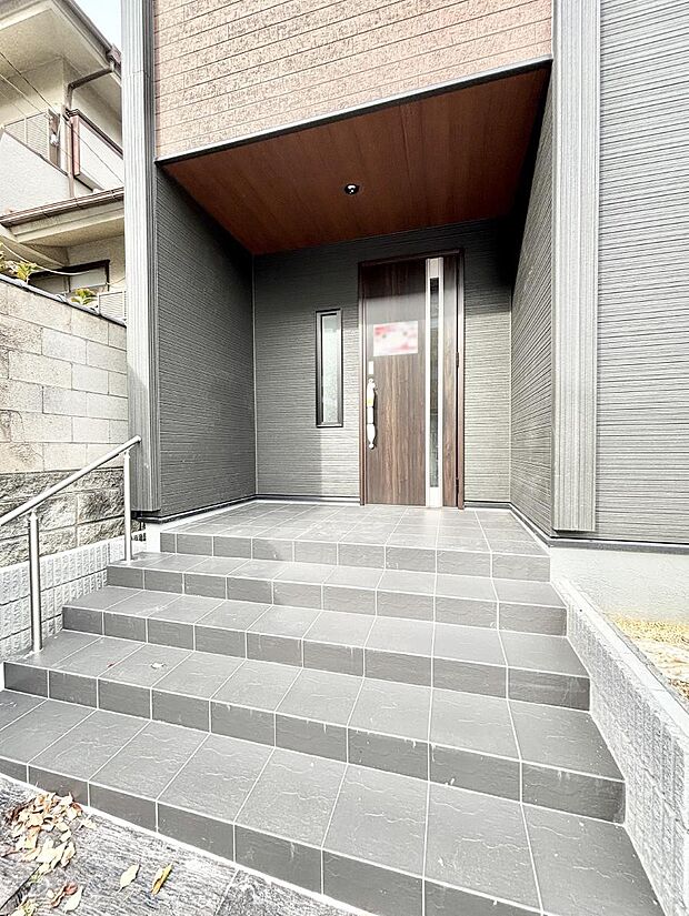 【玄関】玄関アプローチにはプランターを並べて季節の花でお客様をおもてなしできます。