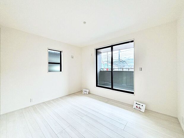 【洋室】明るいバルコニーサイドに洋室を設置。目覚めの良い寝室に。