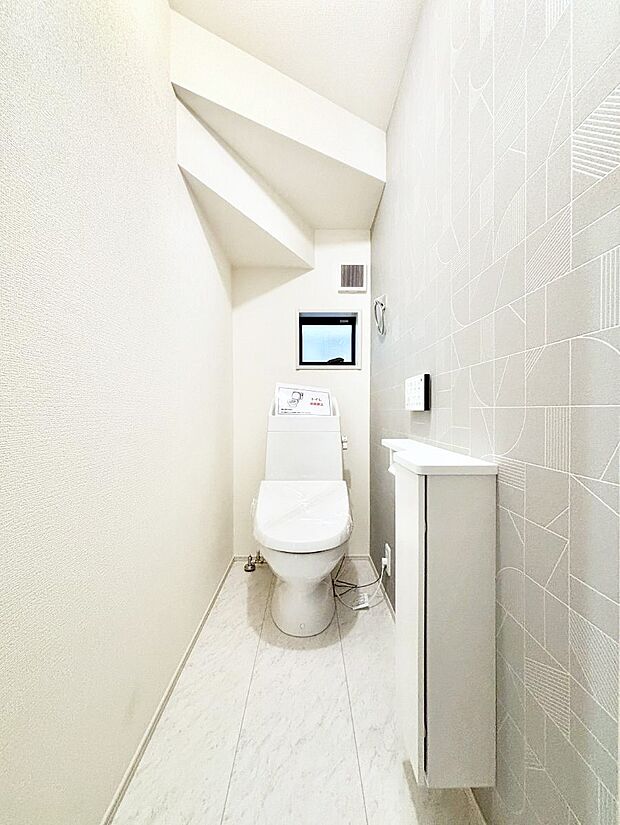 【トイレ】換気用小窓があり、明るく清潔な空間です。