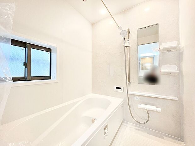 【浴室】一日の疲れを癒してくれる明るい清潔感のあるバスルーム