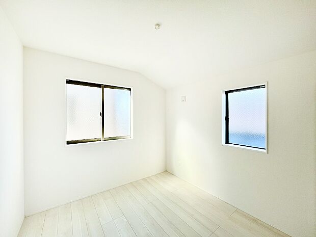 【子供部屋】2面採光で気持ちよく自然光が取り入れられるのでお子様のお部屋にもピッタリ